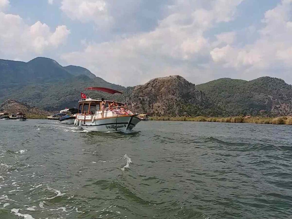 ЭКСКУРСИЯ НА ЯХТЕ ПО ДАЛЬЯНУ. небольшая лодка