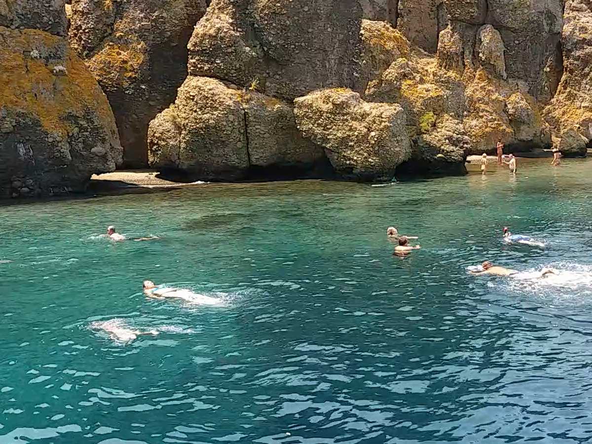 Остров любви посещается в рамках лодочной экскурсии по Эгейским островам.