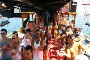 Marmaris Korsan tekne turu animasyonlar kapsamında dans gösterisi