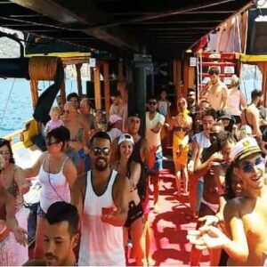 Marmaris Korsan tekne turu animasyonlar kapsamında dans gösterisi