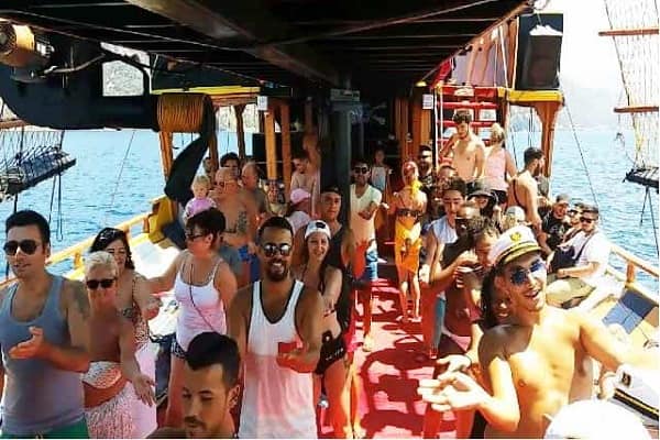 Marmaris Korsan tekne turu animasyonlar kapsamında dans gösterisi
