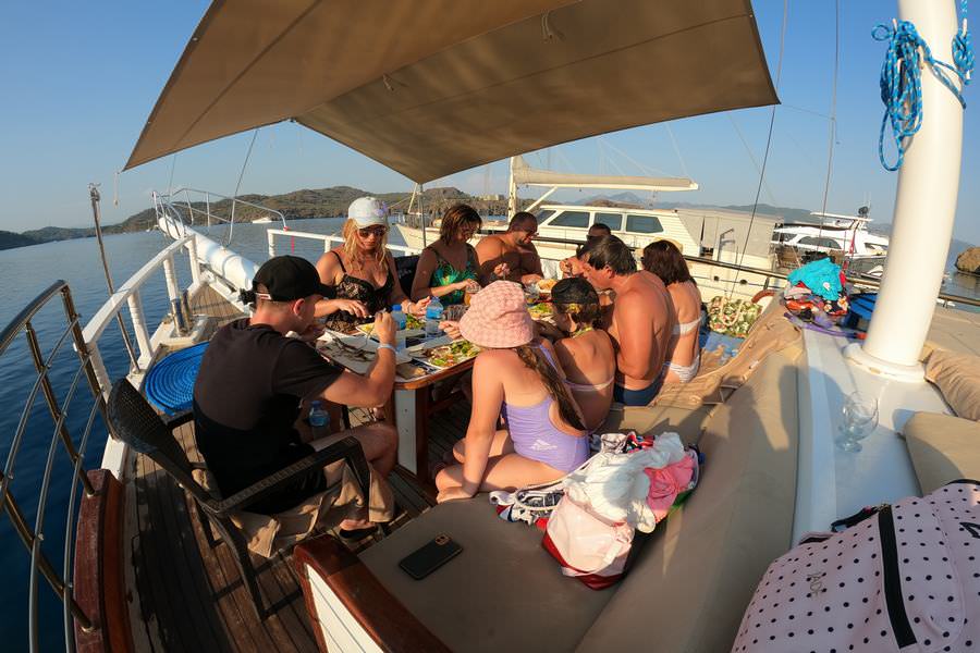 marmaris tekne turu kapsamında yemek