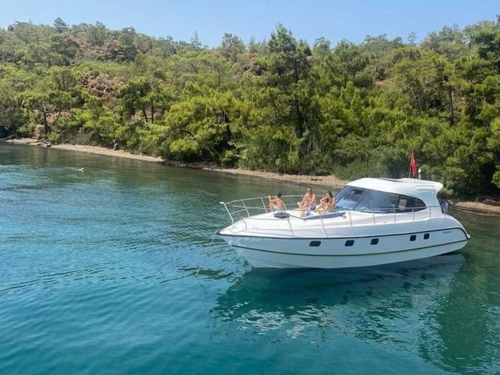 denizde güzel gün geçirmek için 3 kabin 6 kişilik motoryat